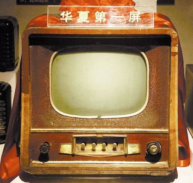 1958年天津无线电厂生产了第一台国产电视机—一台2英寸电子管"北京牌