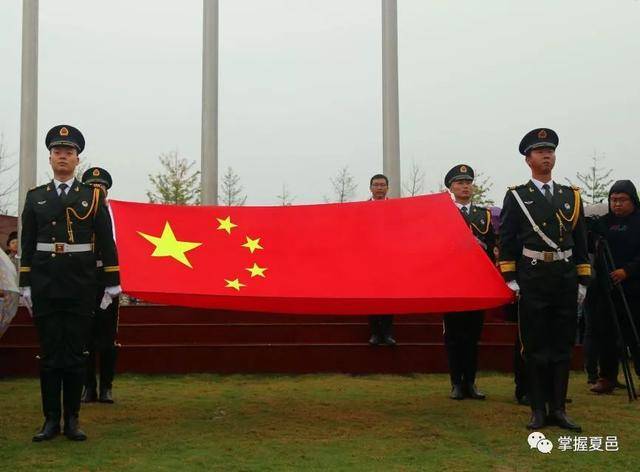 飞扬在天空中 国旗飘扬,国歌雄壮 全场肃穆,齐声高唱 向您表白,我的