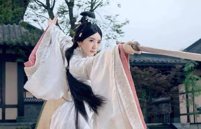12位女星古装舞剑,杨紫高冷,赵丽颖眼神坚定却难掩呆萌!_搜狐网
