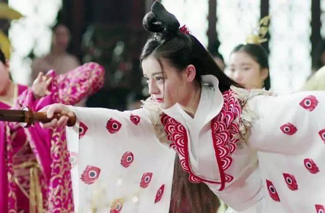 12位女星古装舞剑,杨紫高冷,赵丽颖眼神坚定却难掩呆萌!_搜狐网
