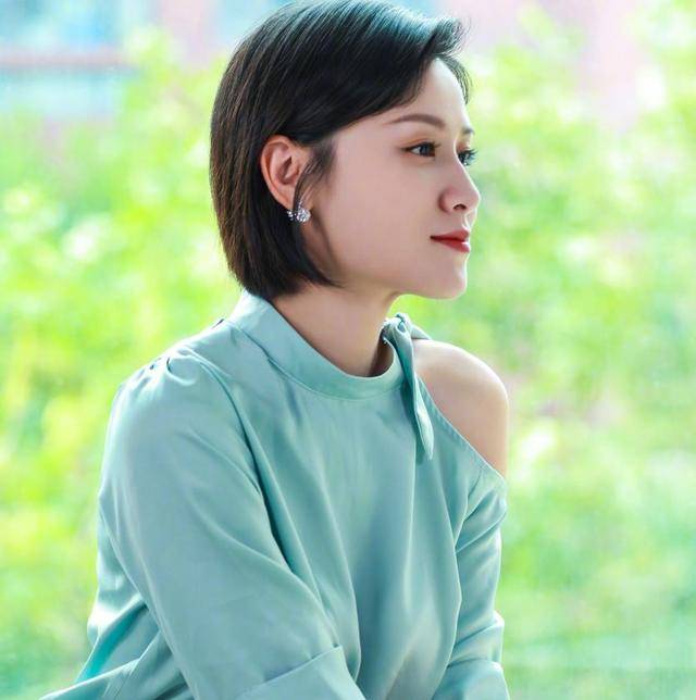 叶一茜晒夏末美照,白色短袖搭配浅色纱裙,低头浅笑如花季少女_手机