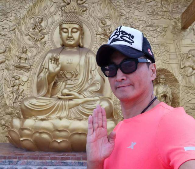 60岁展昭何家劲近照曝光依旧阳刚帅气却单身至今