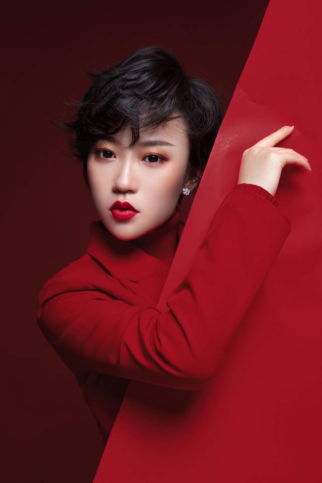 华语歌手刘卓依一曲《九百六十万》燃爆爱国心