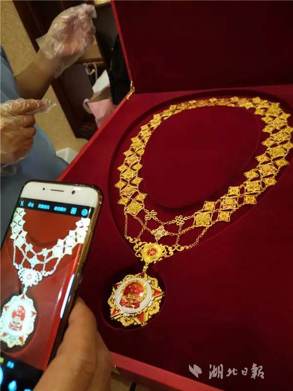 张富清载誉返回恩施,近距离展示共和国勋章