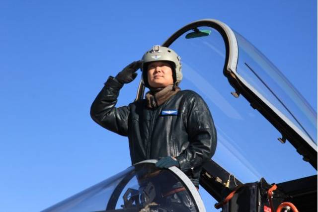 国庆阅兵驾驶战机歼10c的飞行员是咱陕西人!这已是他第二次接受检阅!