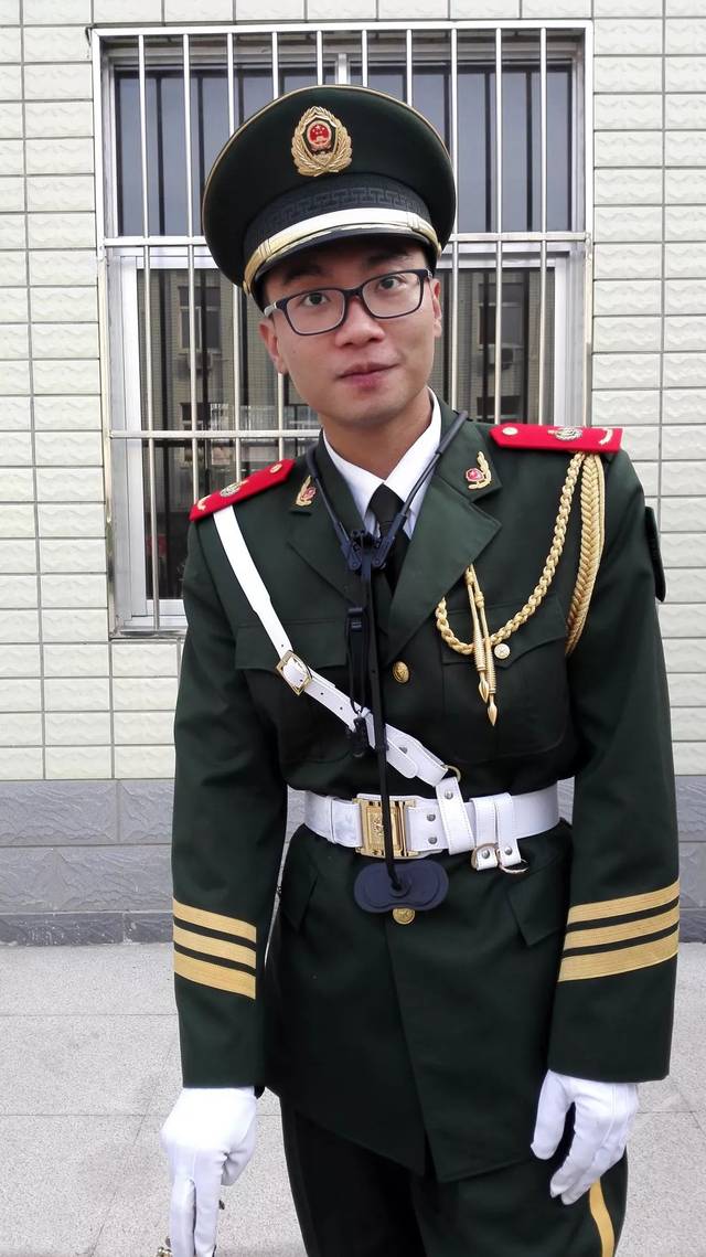 视频阅兵式军乐团里丽水小伙儿吹萨克斯