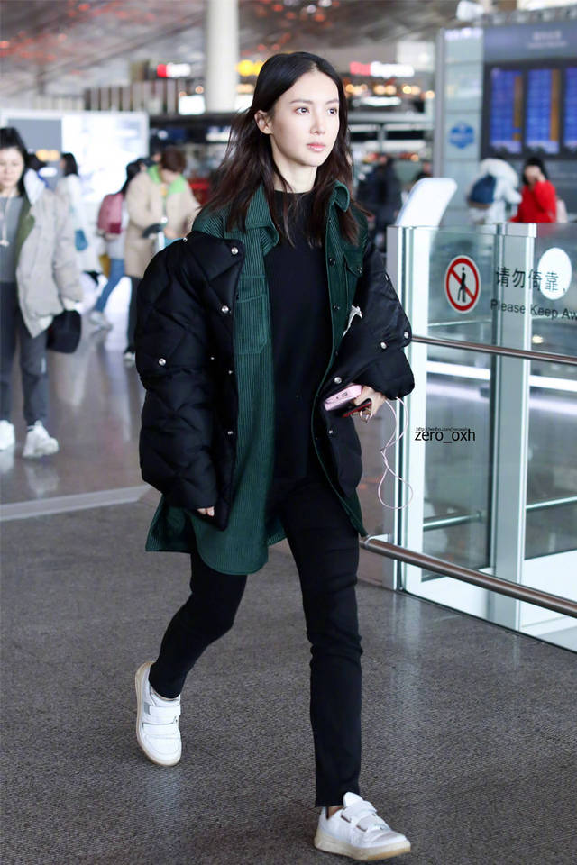 30岁金晨现身机场,卫衣配牛仔裤清新似少女,鼻子怪异又微整了?
