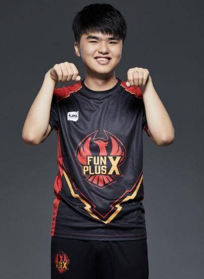 lpl选手欧服名字大有讲究,卡萨doinb秀情侣名,lwx名字太真实