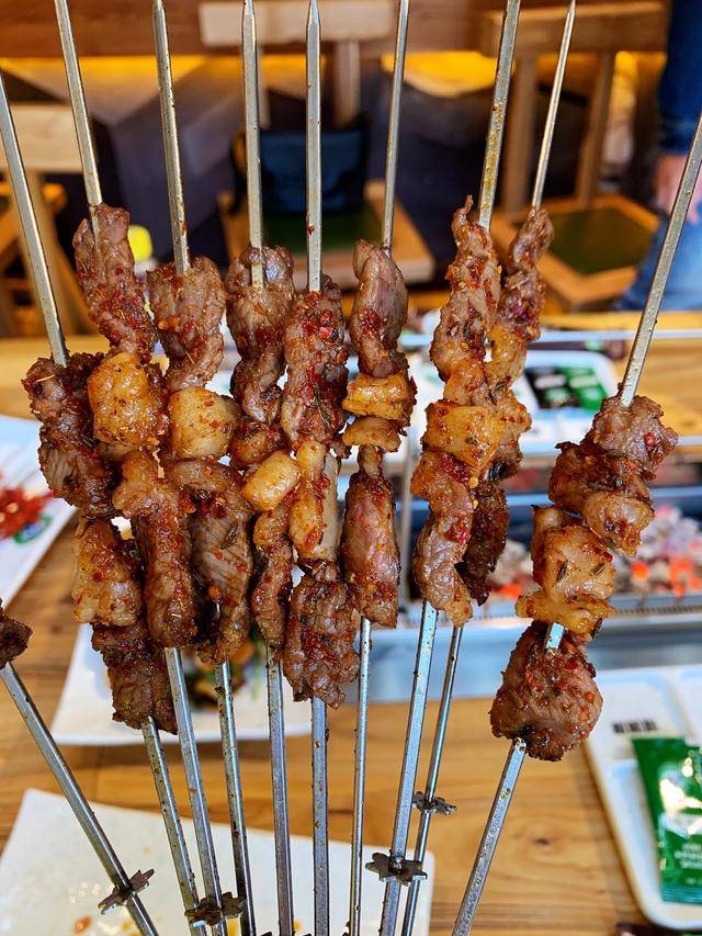 原创长春德惠这家烧烤店环境贼盖,味道贼盖,小串才1块钱起,超便宜