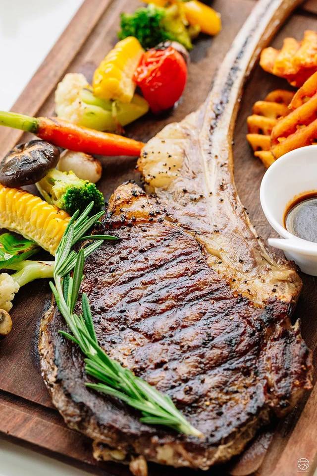 厚切爆汁的"雷神战斧",外酥里嫩的香肠拼盘…精致西餐!超酷超硬核!