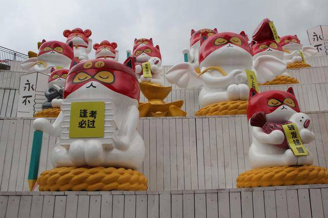 重庆一景区现网红祈福喵寺节假日30万市民前来敲钟祈福许愿