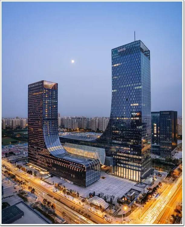 上海和苏州都有靴子楼,这两个地标建筑,哪个更合脚?