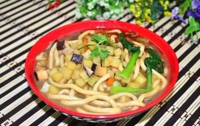 抿须形似小蝌蚪,煮熟后捞出加料即可食用.