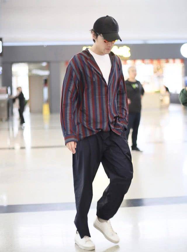 胡歌戴鸭舌帽低调现身机场,休闲有范,清爽舒适