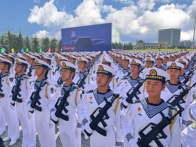落实十个一艺校学子观摩海军阅兵中国军人展国家风采