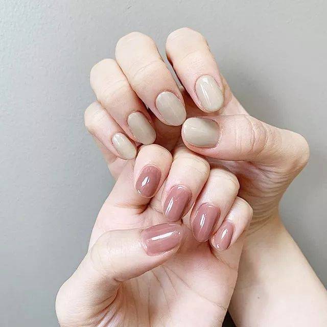 今秋正流行:鸳鸯双色美甲