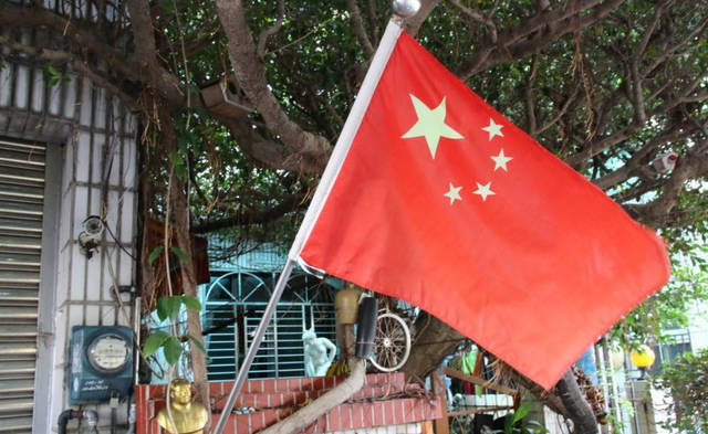 台湾苗栗县头份市一所民宅多年来在自家屋顶高挂五星红旗