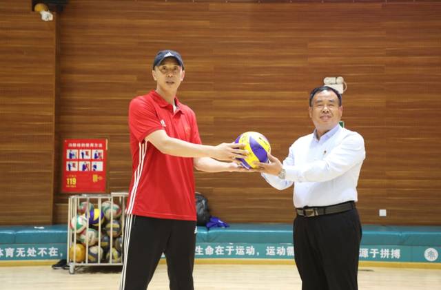 实中球员展风采 ——经开区实验中学邀请中国女排教练包壮指导校园