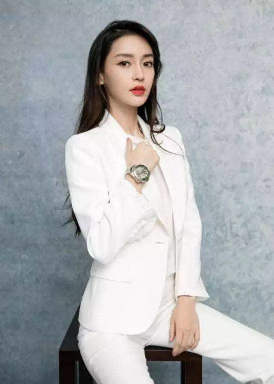 女星穿白西装有多好看?江疏影洒脱,刘亦菲更具高冷范