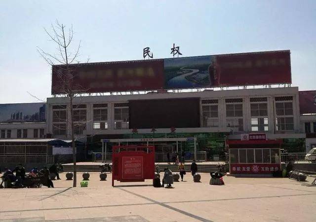 郑徐高铁过境商丘,在市内设有三个高铁站,即商丘站,民权北站和永城