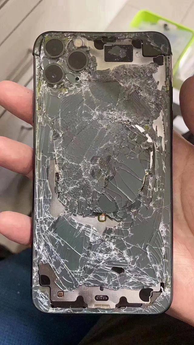 iphone11pro碎成蜘蛛网,即便是采用最坚硬的玻璃也难逃碎命!