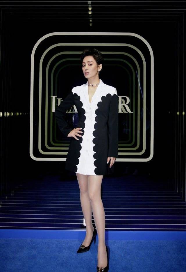 47岁宁静又出新造型,丝袜搭配"浪花裙"精致优雅,短发干练吸睛