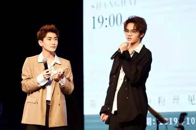 此次粉丝见面会是上海影视和冉翼文化一起合作举办的活动,现在跟随