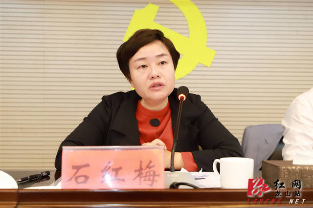 县委常委,县委组织部部长石红梅主持会议