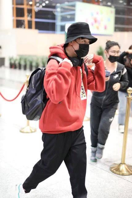 方一凡周奇来机场身穿红色卫衣头戴渔夫帽帅气有活力
