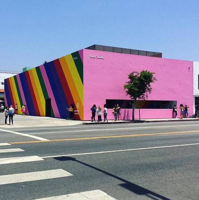 于是艺兴就在这面粉嫩嫩的网红墙前面拍照打卡,也算是赶了一会年轻人