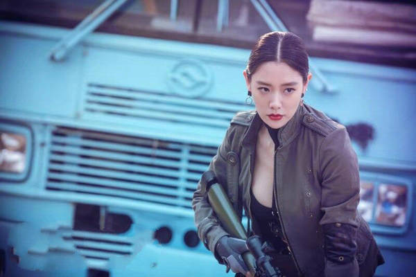 克拉拉《横行霸道》首播爆棚,美女沙漠枪战游戏,又烂又好看