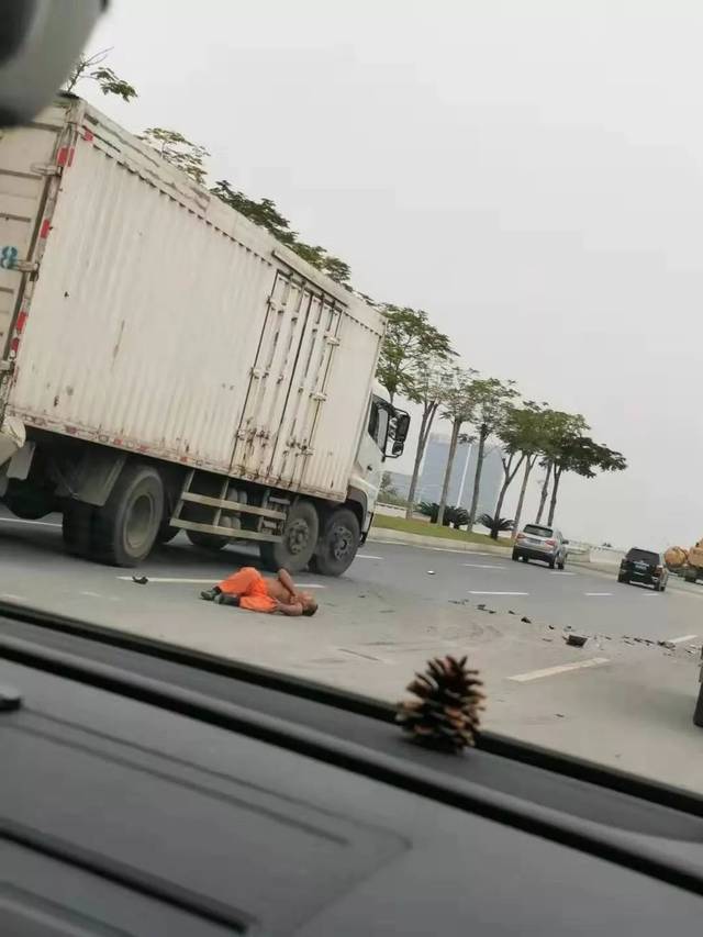 今日下午,南沙凤凰桥发生车祸,货车把三人撞飞倒地,生死不知!