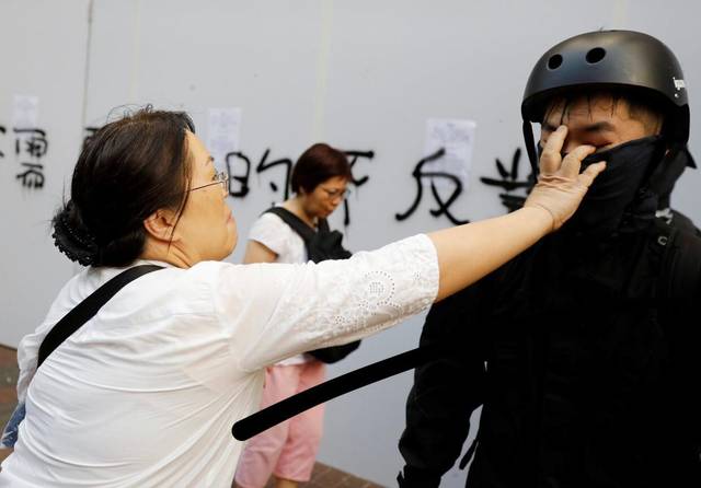 14日报道,上周六(12日)一名香港中年女性途经长沙湾时,目睹黑衣暴徒