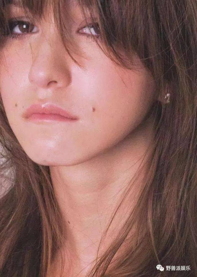 这其中,日本艺人藤井莉娜的对称痣应该是最特别的了.