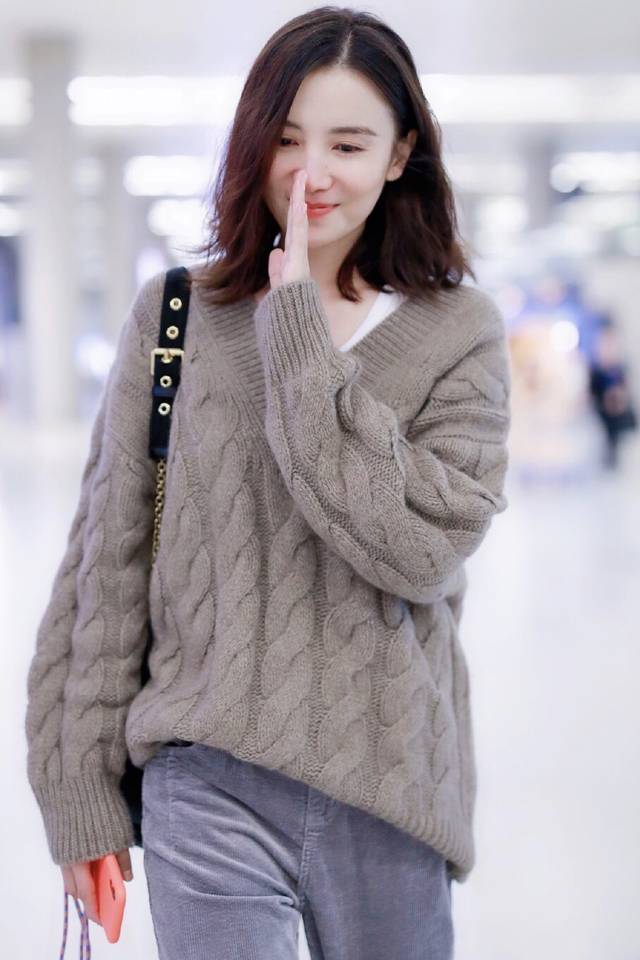 39岁宋佳素颜走机场,毛衣配阔腿裤,随便穿衣和普通阿姨气质不同