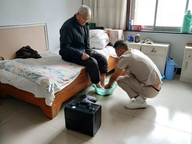 "洗脚,修脚和按摩"关爱老人活动走进东胜区瑞祥老年公寓
