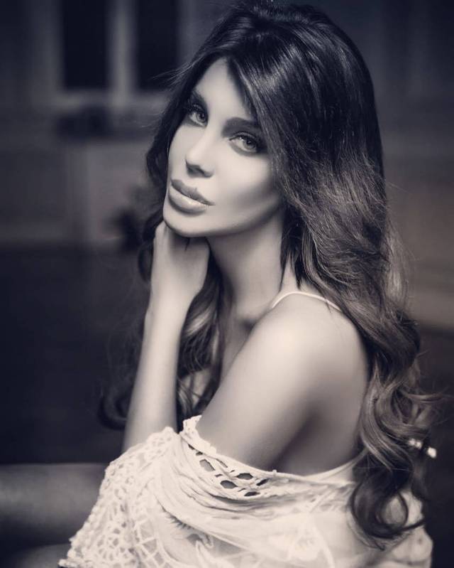 退役之后卡尼吉亚几乎消失在了公众视线中,倒是他的女儿夏洛特成为了