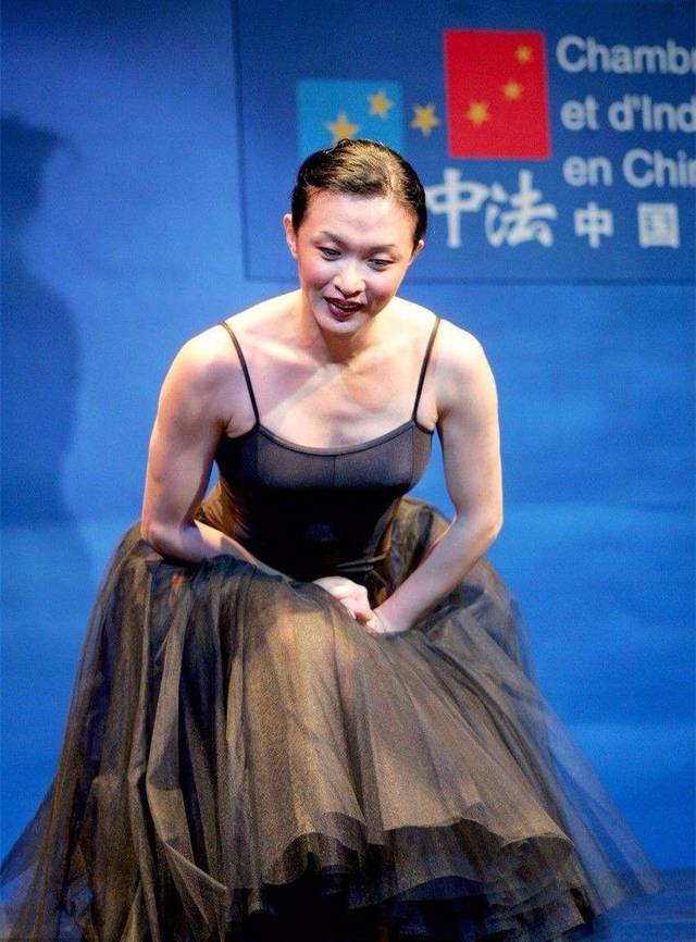 金星披卷发还像个女人,扎起头发只露五官,没有半点女人味!