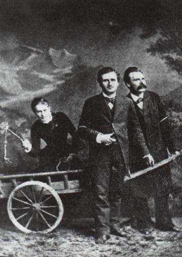 摄于1882年,左一持鞭者为莎乐美,右一为尼采