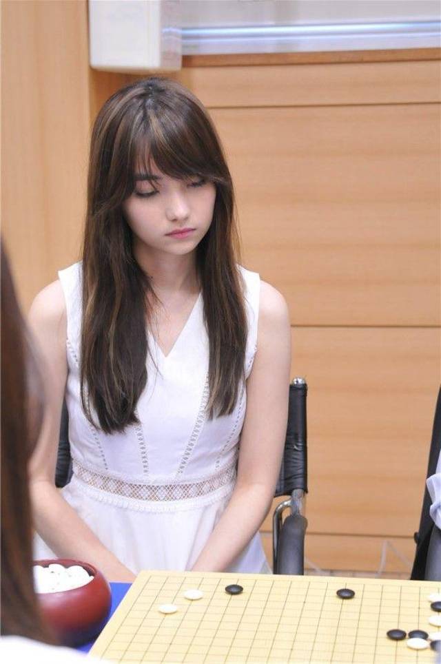 在我们印象之中,下围棋的都应该是戴眼镜的男人,眼镜配平头才是围棋