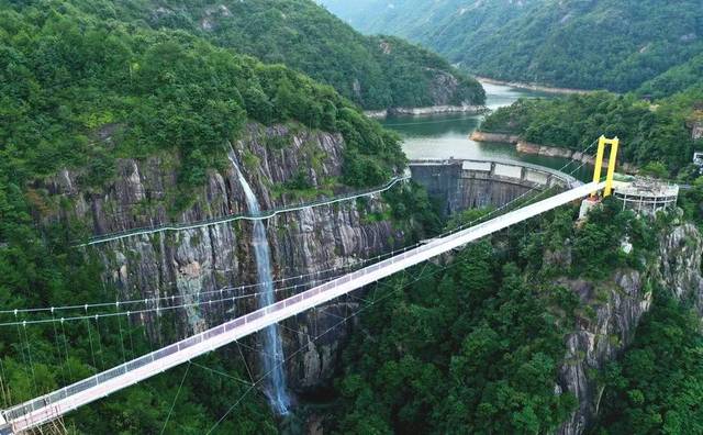 天台山龙穿峡景区因入境道路加阔整修一年,"闭关"期间新增一座"玻璃