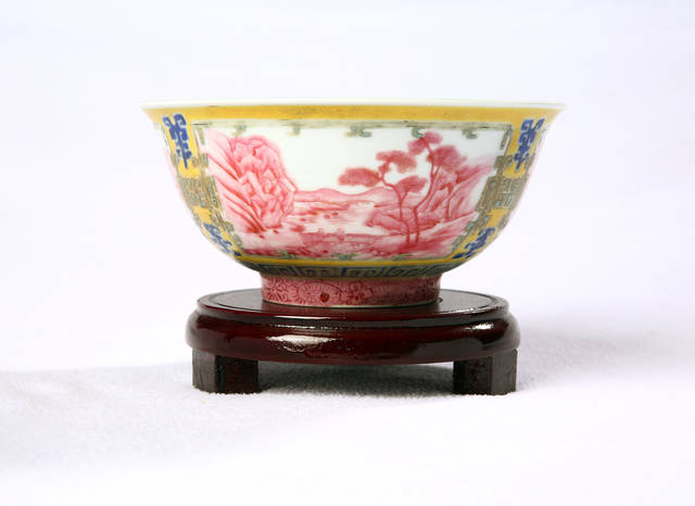 清乾隆時代　【大清乾隆年製】在銘粉彩 紅緑彩 双龍戲珠文杯 琺瑯彩碗(F-73) 風格故事－乾隆年製琺瑯彩瓷_集錦新樣