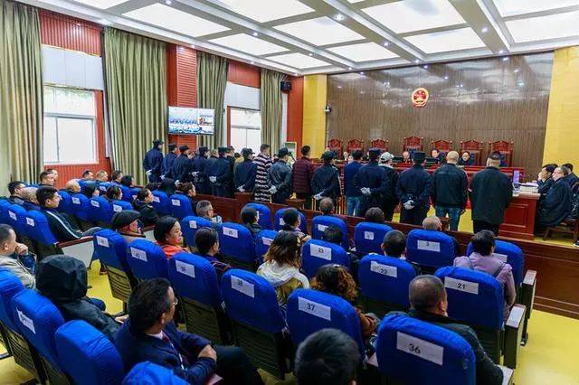 10月16日,咸丰县人民法院公开开庭审理被告人张松林,唐华,王刚,任东