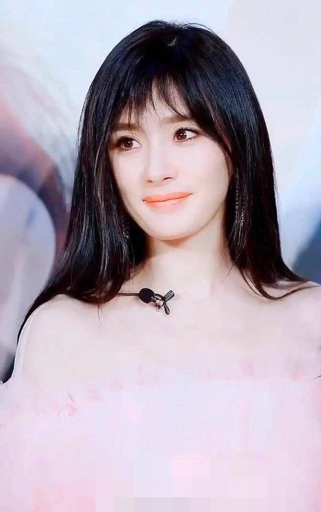 造型师是疯了吗?齐刘海杨幂少女感全无,竟被网友批评装嫩