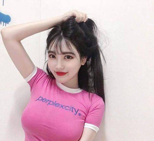 街拍小姐姐,魔鬼身材怎么穿?腿粗的女生不好看,有温度!