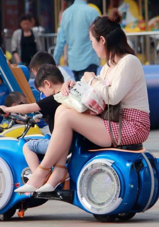 街拍美女微胖辣妈穿短裙带娃骑儿童车网友母爱光环强大