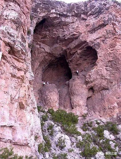 图为鸽子洞遗址