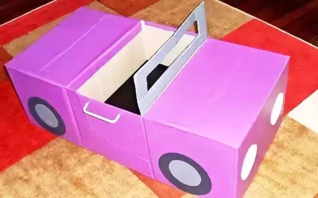 大纸盒还能做一辆敞篷车,孩子看见会爱不释手哦~ 三角礼物盒子 三角