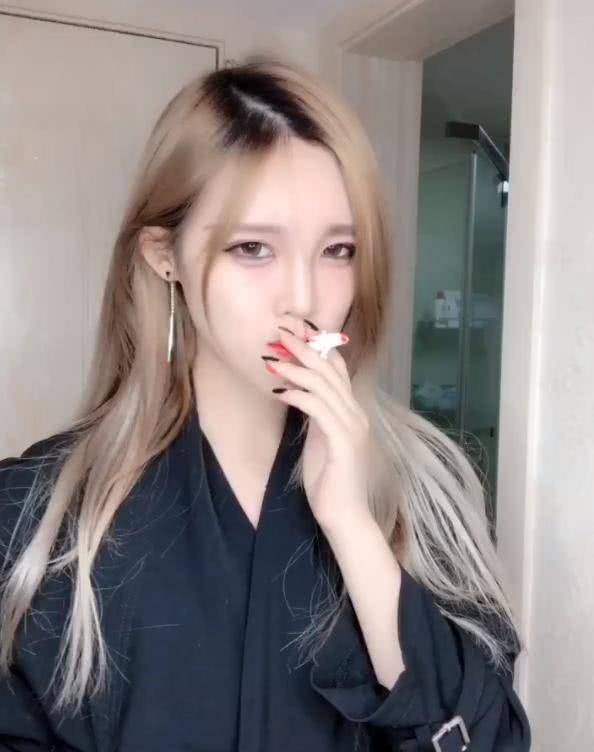 要知道,按照规定,直播的时候是不允许露脸抽烟的,一些主播在抽烟的