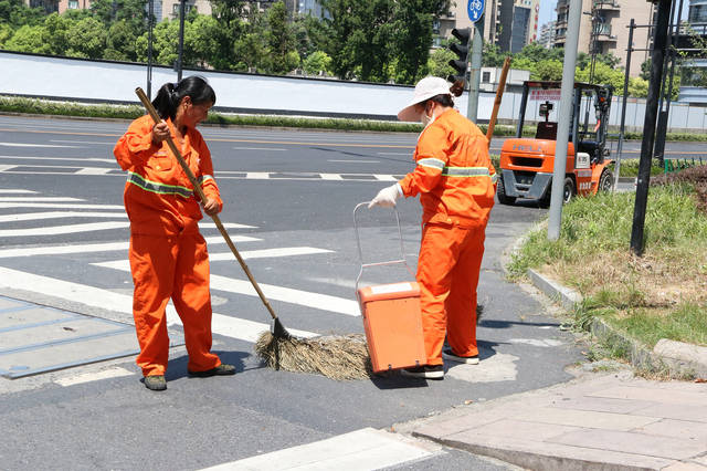 镜头下高温炙烤中的辛勤劳动者顶着太阳也要把工作做好